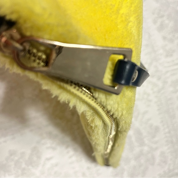 SOLD ! Fluffy yellow faux fur clutch by Zara - Picture 4 of 12